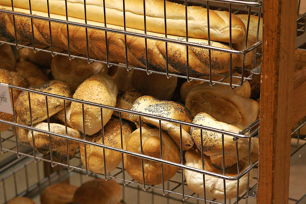 1024px-Bread_rolls_at_a_bakery.jpg